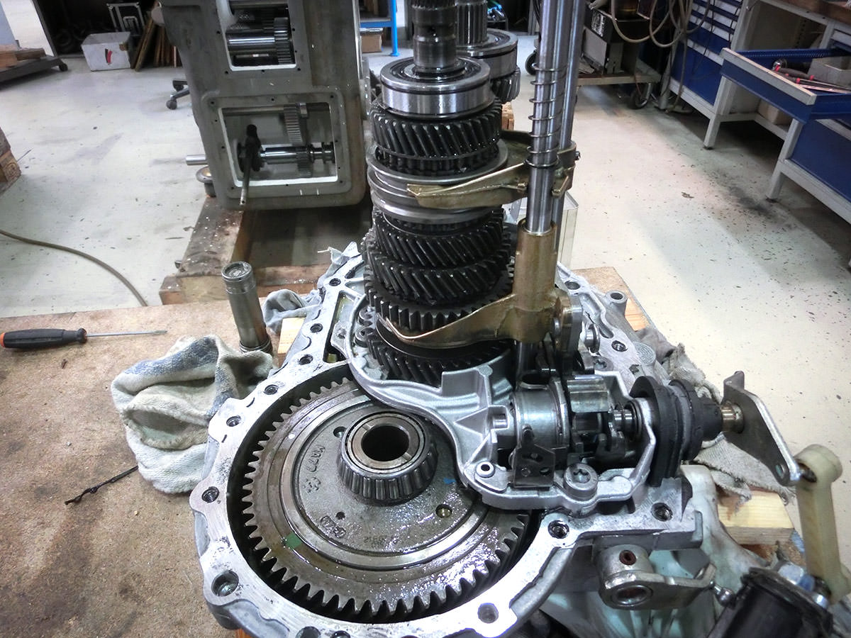 Die Einzelteile eines Getriebes stehen in der Werkstatt der Firma KACHELMANN GETRIEBE GmbH. Im Hintergrund ist die Werkshalle zu erkennen. KACHELMANN GETRIEBE GmbH